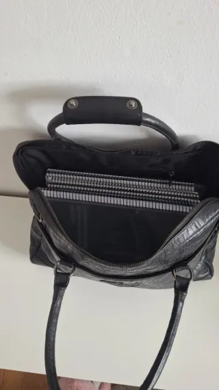 Bolso negro piel cocodrilo para portátil
