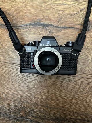 Cámara Analógica Praktica Negra