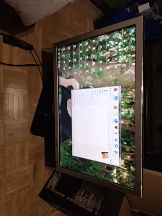 Pantalla de PC Plata y Negra
