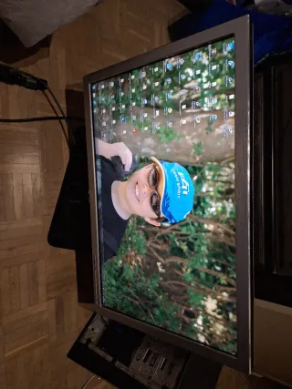 Pantalla de PC Plata y Negra