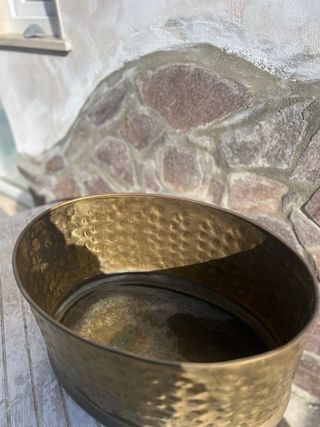 Grande portavaso antico in rame martellato