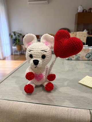 Oso de peluche con corazón y globo
