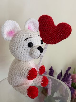 Oso de peluche con corazón y globo
