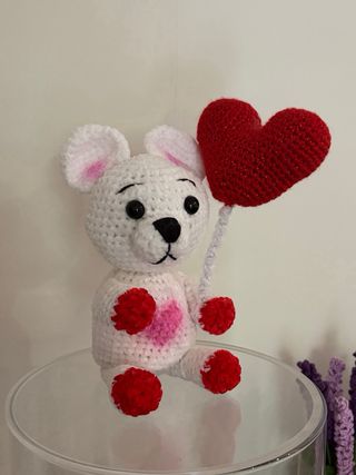 Oso de peluche con corazón y globo