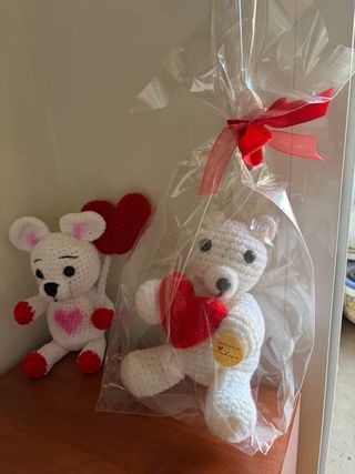 Oso de peluche con corazón y globo