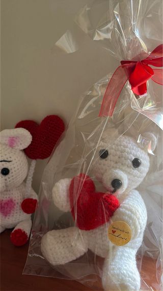 Oso de peluche con corazón y globo