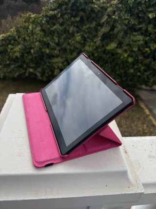 Tablet Lenovo ,color negro con funda rosa