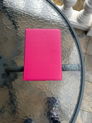 Tablet Lenovo ,color negro con funda rosa