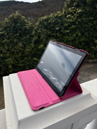 Tablet Lenovo ,color negro con funda rosa