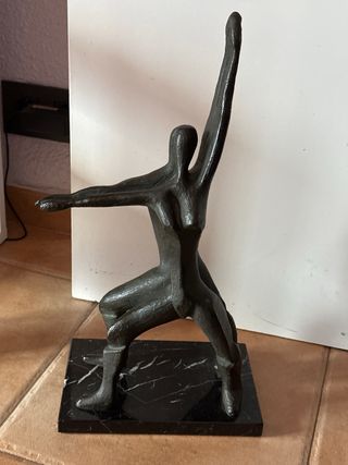 Escultura de hierro abstracta