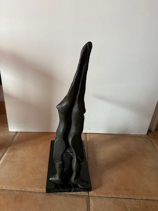 Escultura de hierro abstracta