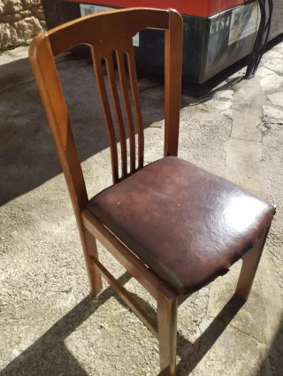 Silla de madera con asiento polipiel marrón