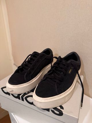 Zapatillas Adidas Negras y Doradas