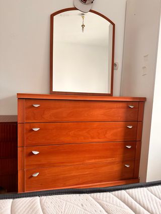Cómoda de madera con espejo