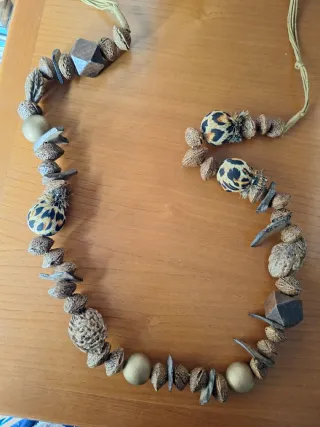 Colar artesanal com sementes e contas