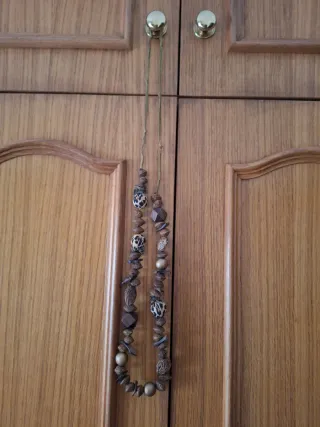 Colar artesanal com sementes e contas