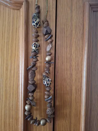 Colar artesanal com sementes e contas