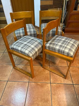 Juego de 4 sillas de madera 10€ cada una