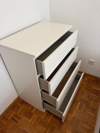 Muebles de dormitorio: Cómoda y mesita