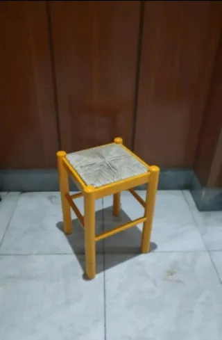 Taburete vintage de madera maciza