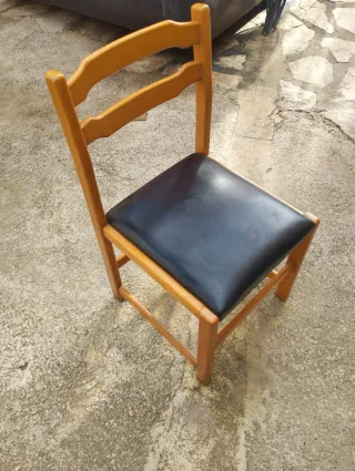 Silla madera tapizada polipiel negra