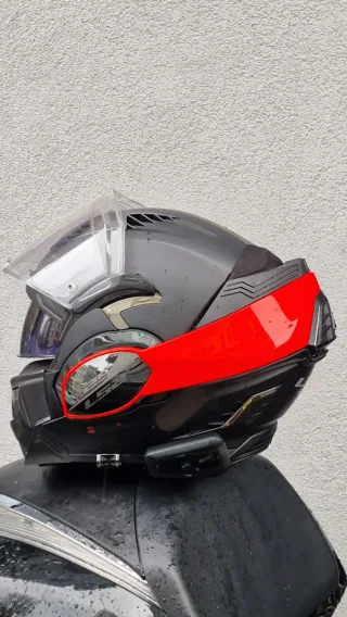 Casco de moto negro con detalles rojos