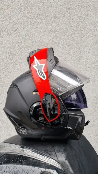 Casco de moto negro con detalles rojos