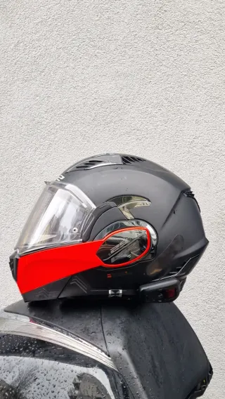 Casco de moto negro con detalles rojos