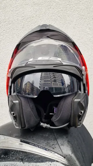 Casco de moto negro con detalles rojos