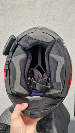 Casco de moto negro con detalles rojos
