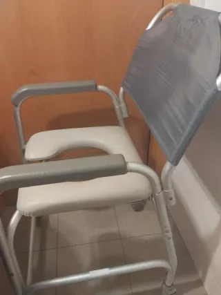 Silla de ducha con ruedas