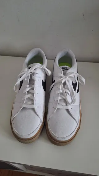 Zapatillas Nike Blancas y Negras