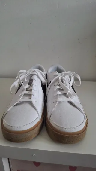 Zapatillas Nike Blancas y Negras