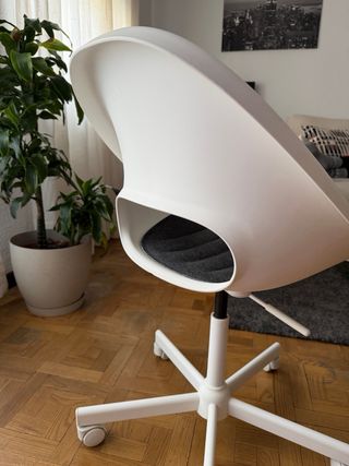 Silla giratoria Ikea blanca y negra