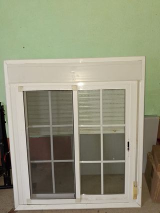 Ventana corredera blanca con persiana