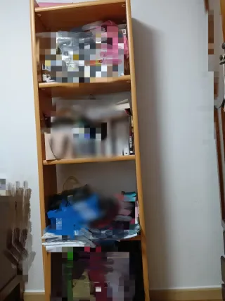 Estantería de madera marrón y multicolor