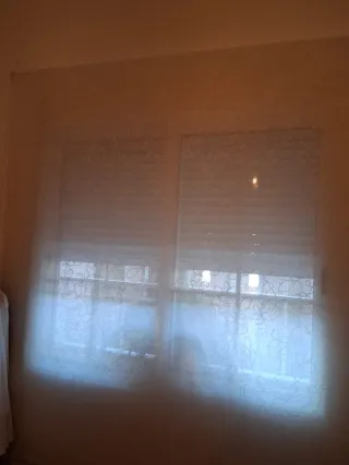 Estores enrollables beige y blanco