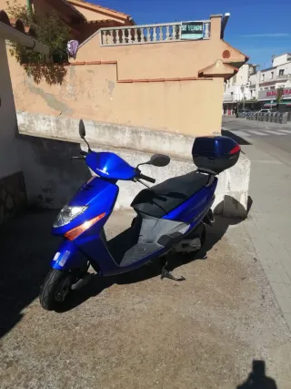 Honda Lead Azul con Baúl