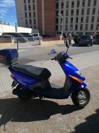 Honda Lead Azul con Baúl