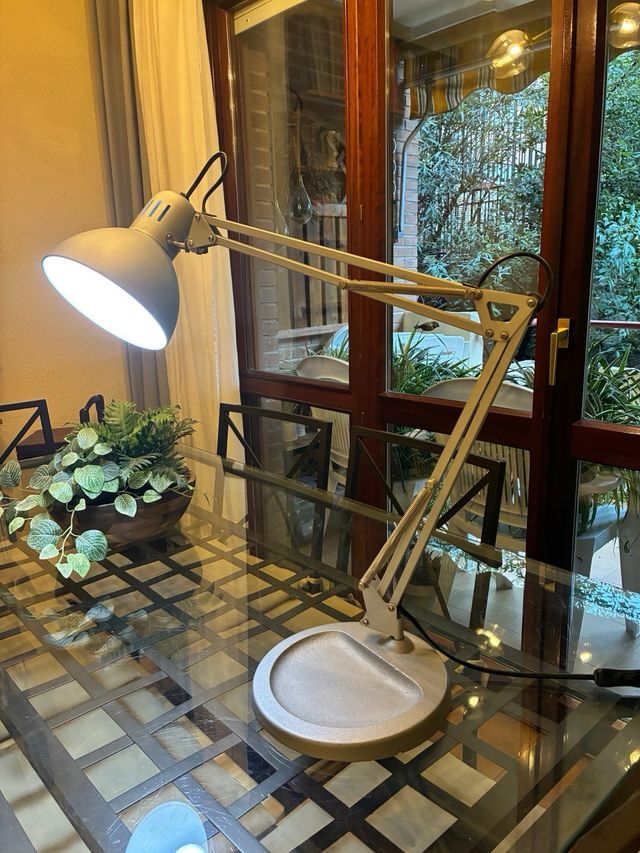 Flexo de mesa metálico.