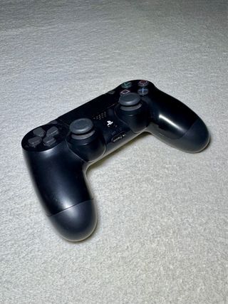 PS4 1TB Negra + Mando