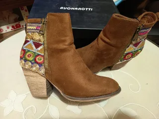 Botines Marrones con Bordado Multicolor