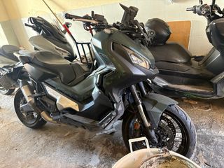Honda X-ADV 750 Negra/verde camuflaje Automática