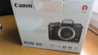 Cámara Canon EOS M5 (solo cuerpo) + adaptador EF-M