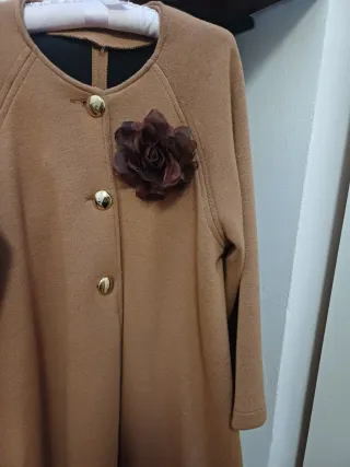 Giacca a mantella marrone con spilla