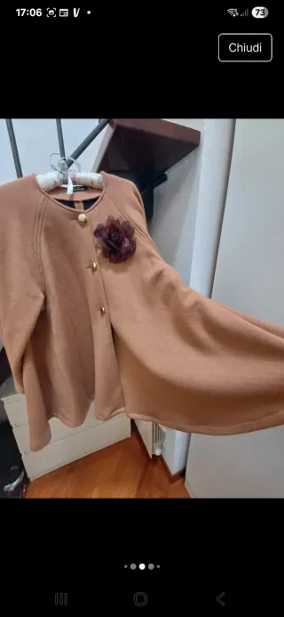 Giacca a mantella marrone con spilla