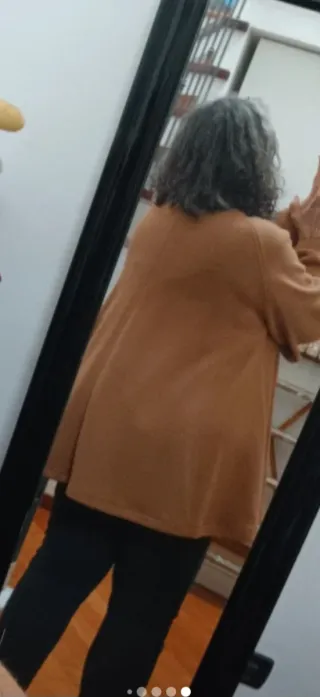 Giacca a mantella marrone con spilla