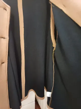 Giacca a mantella marrone con spilla