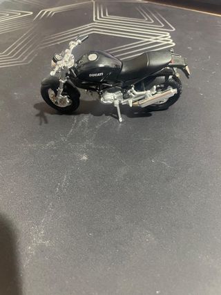 Maisto Ducati Monster 696 Escala 1:18