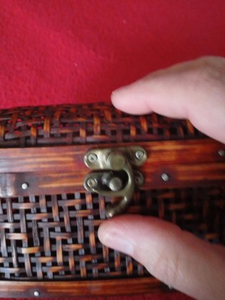 Mini cofre de mimbre y madera